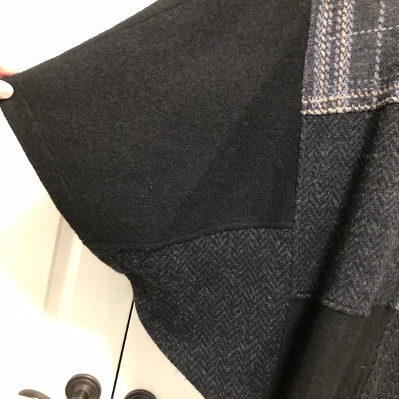 Gray/black cape w/full zipper - Picture 2 of 10